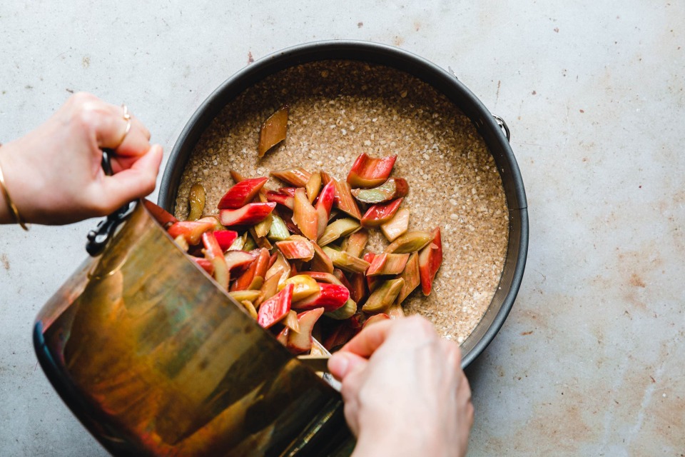 Veganer Rhabarberkuchen mit Streuseln