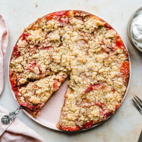 Veganer Rhabarberkuchen mit Streuseln
