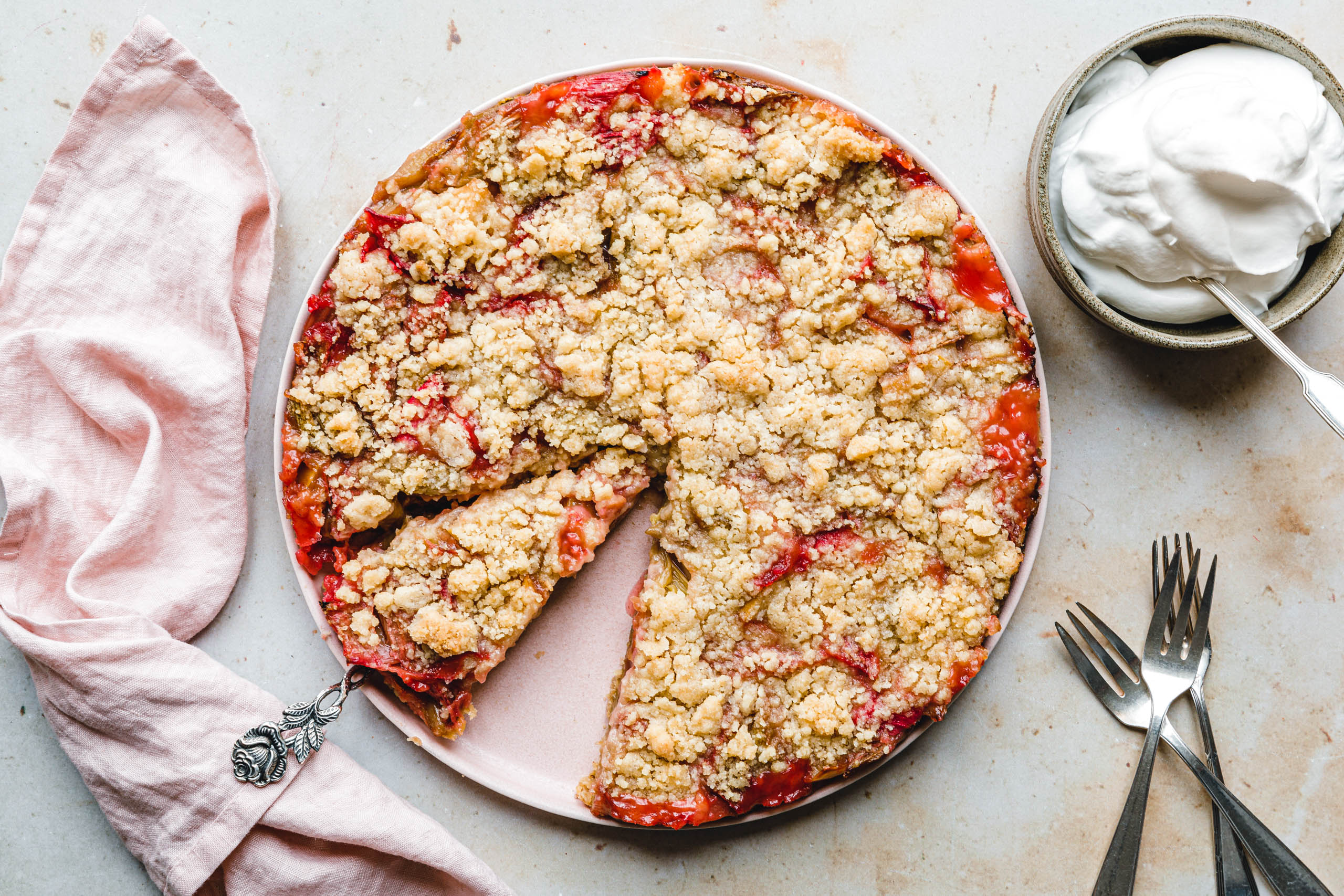 Veganer Rhabarberkuchen mit Streuseln