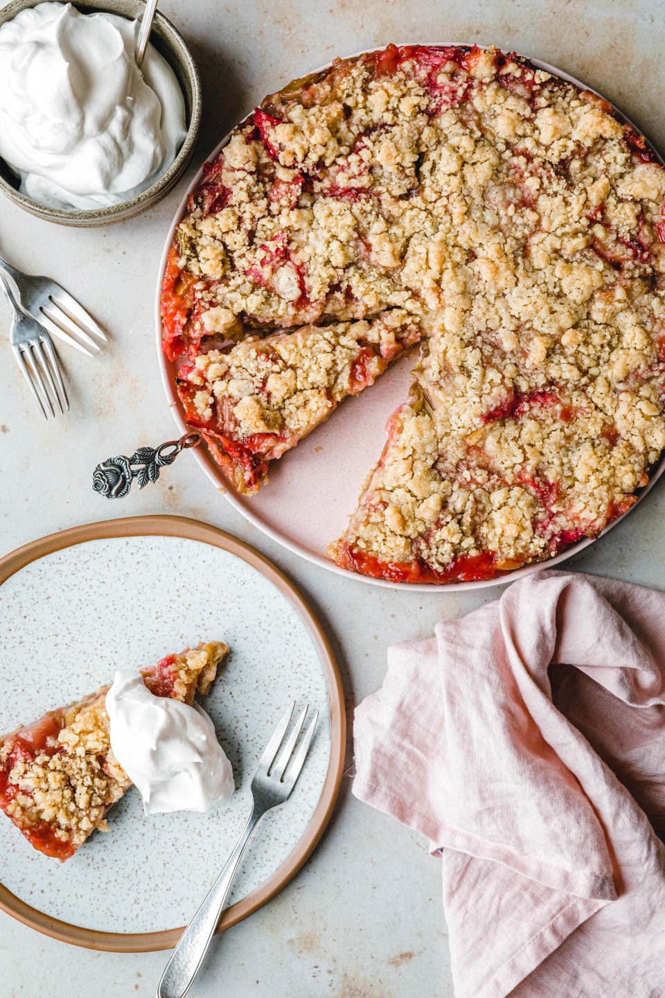 Veganer Rhabarberkuchen mit Streuseln