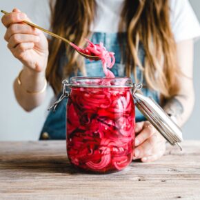 Schnelle pinke Zwiebel-Pickles