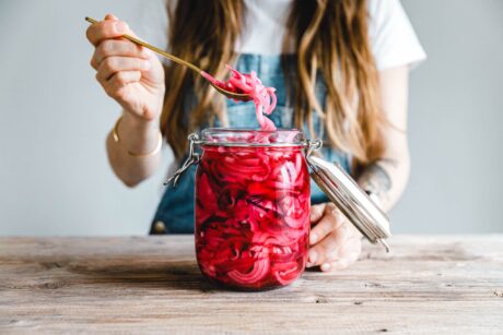 Schnelle pinke Zwiebel-Pickles