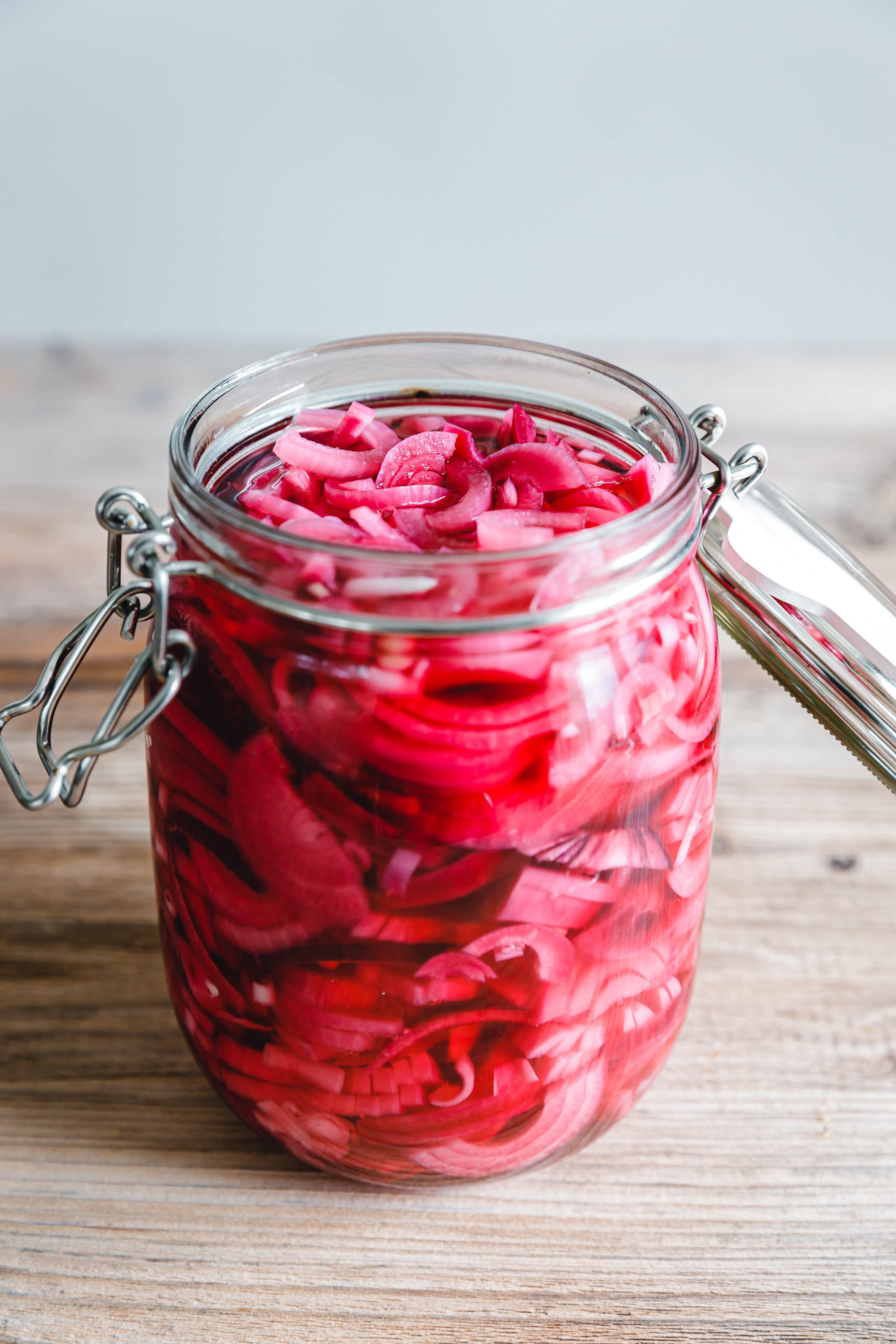 Schnelle pinke Zwiebel-Pickles