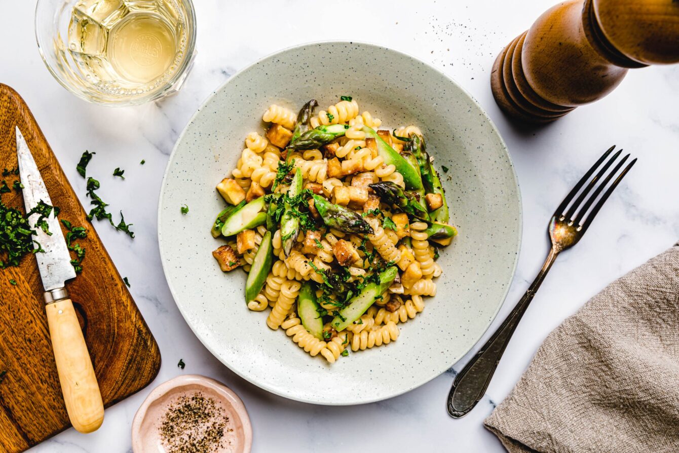 Cremige Spargelpasta mit Räuchertofu
