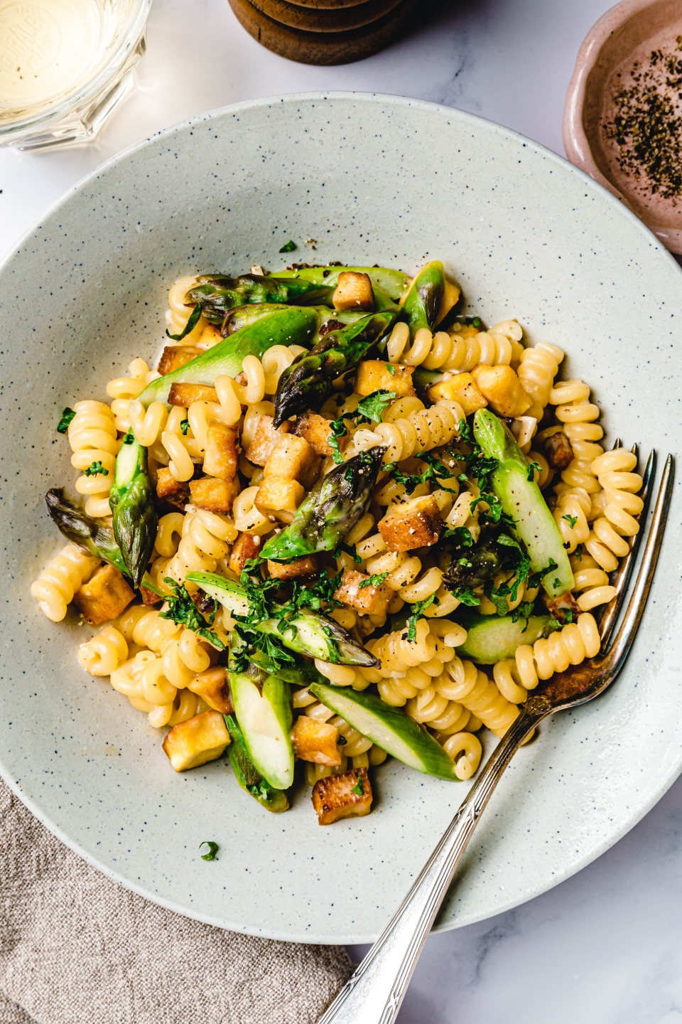 Cremige Spargelpasta mit Räuchertofu