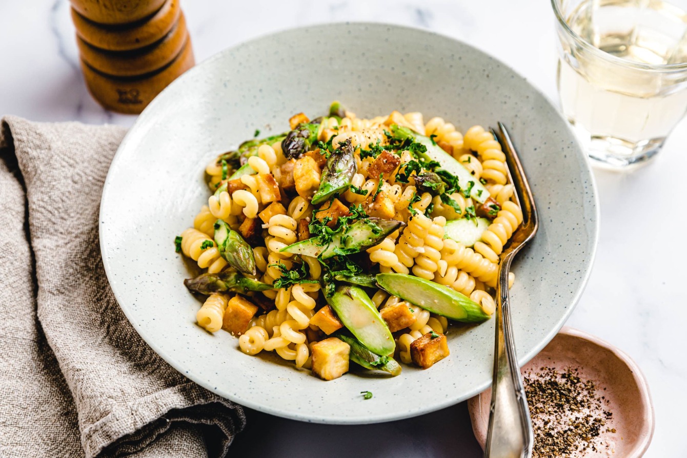 Cremige Spargelpasta mit Räuchertofu