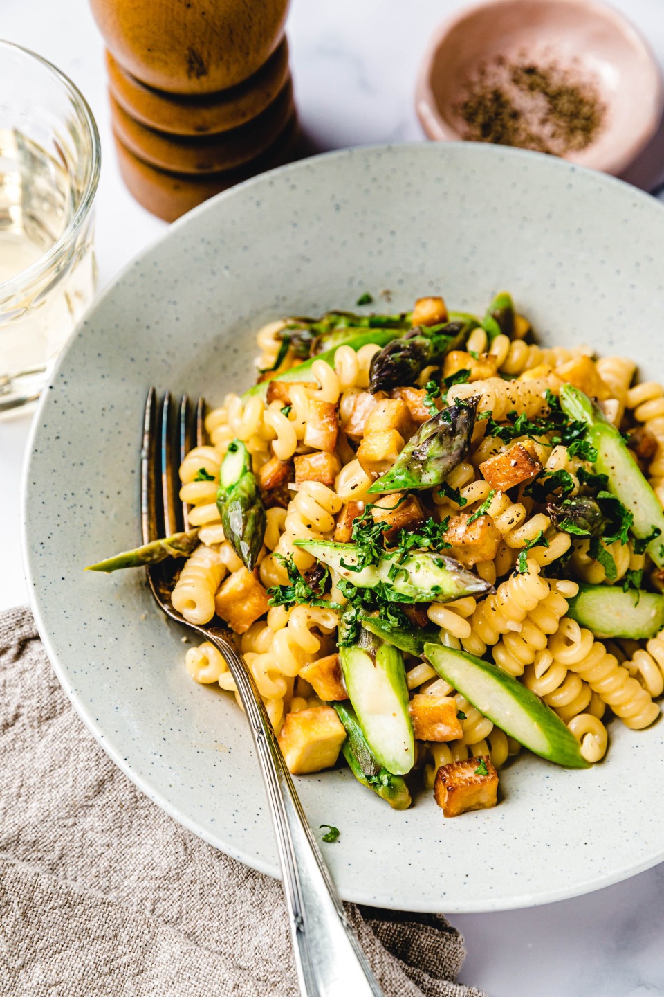 Cremige Spargelpasta mit Räuchertofu