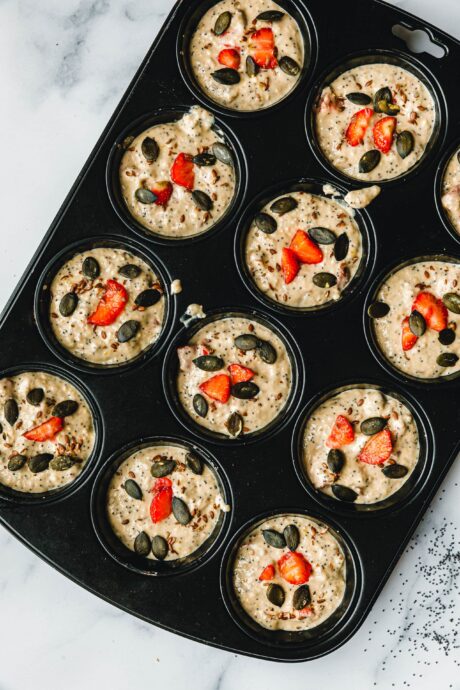 Vegane Müslimuffins mit Erdbeeren