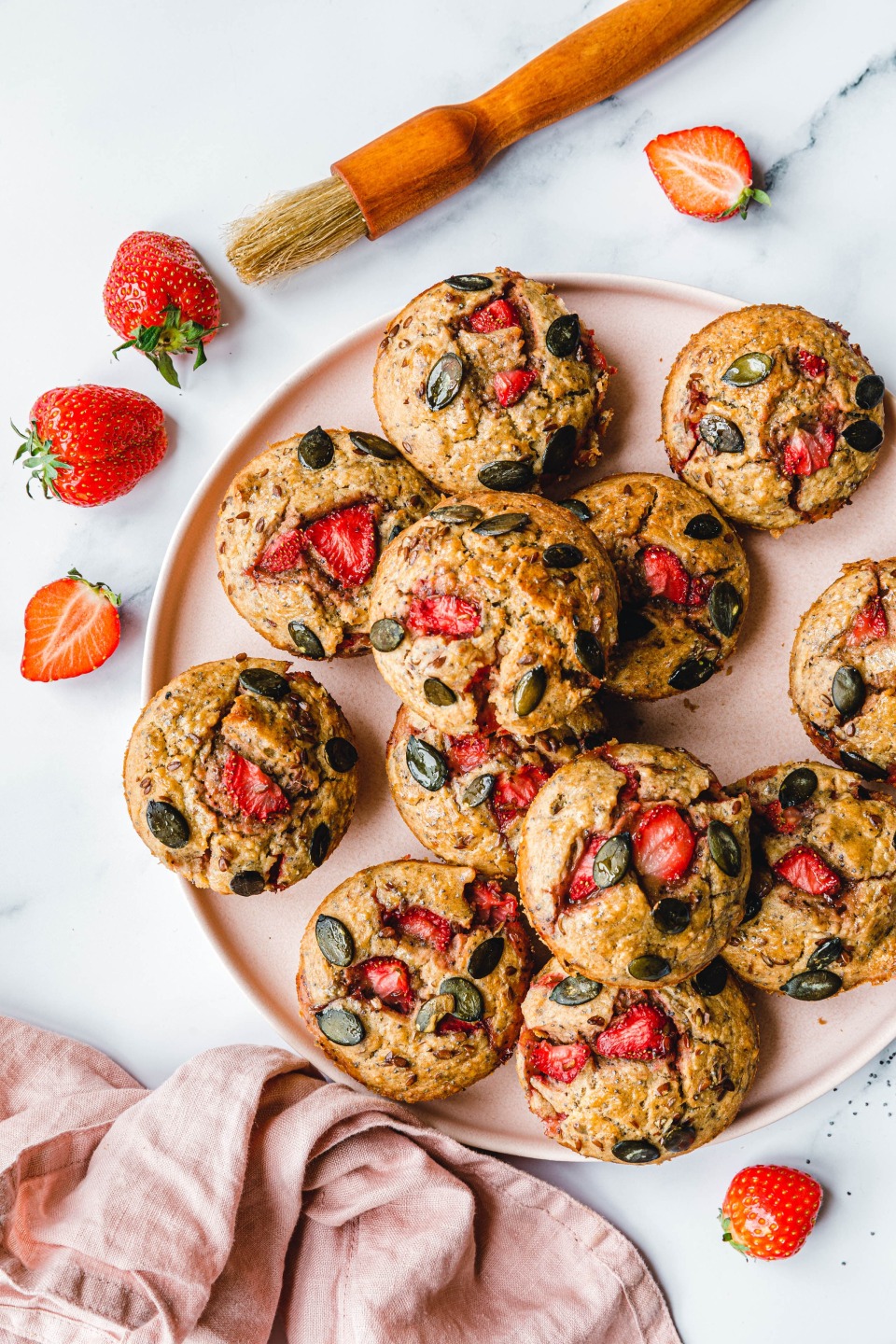Vegane Müslimuffins mit Erdbeeren