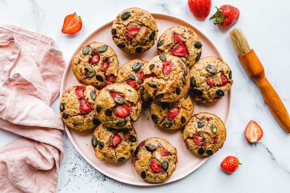 Vegane Müslimuffins mit Erdbeeren