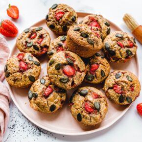 Vegane Müslimuffins mit Erdbeeren