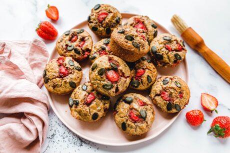 Vegane Müslimuffins mit Erdbeeren
