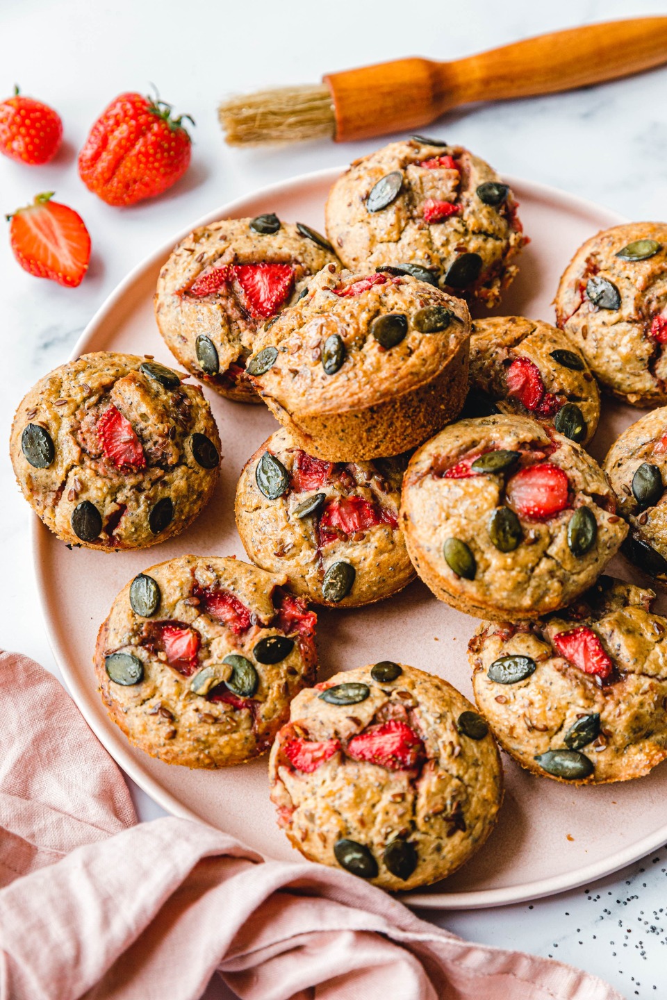Vegane Müslimuffins mit Erdbeeren