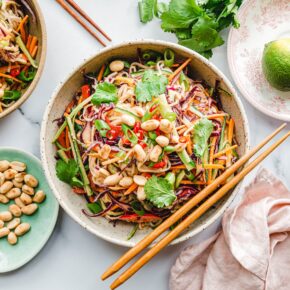 Reisnudelsalat mit Limetten-Erdnuss-Dressing