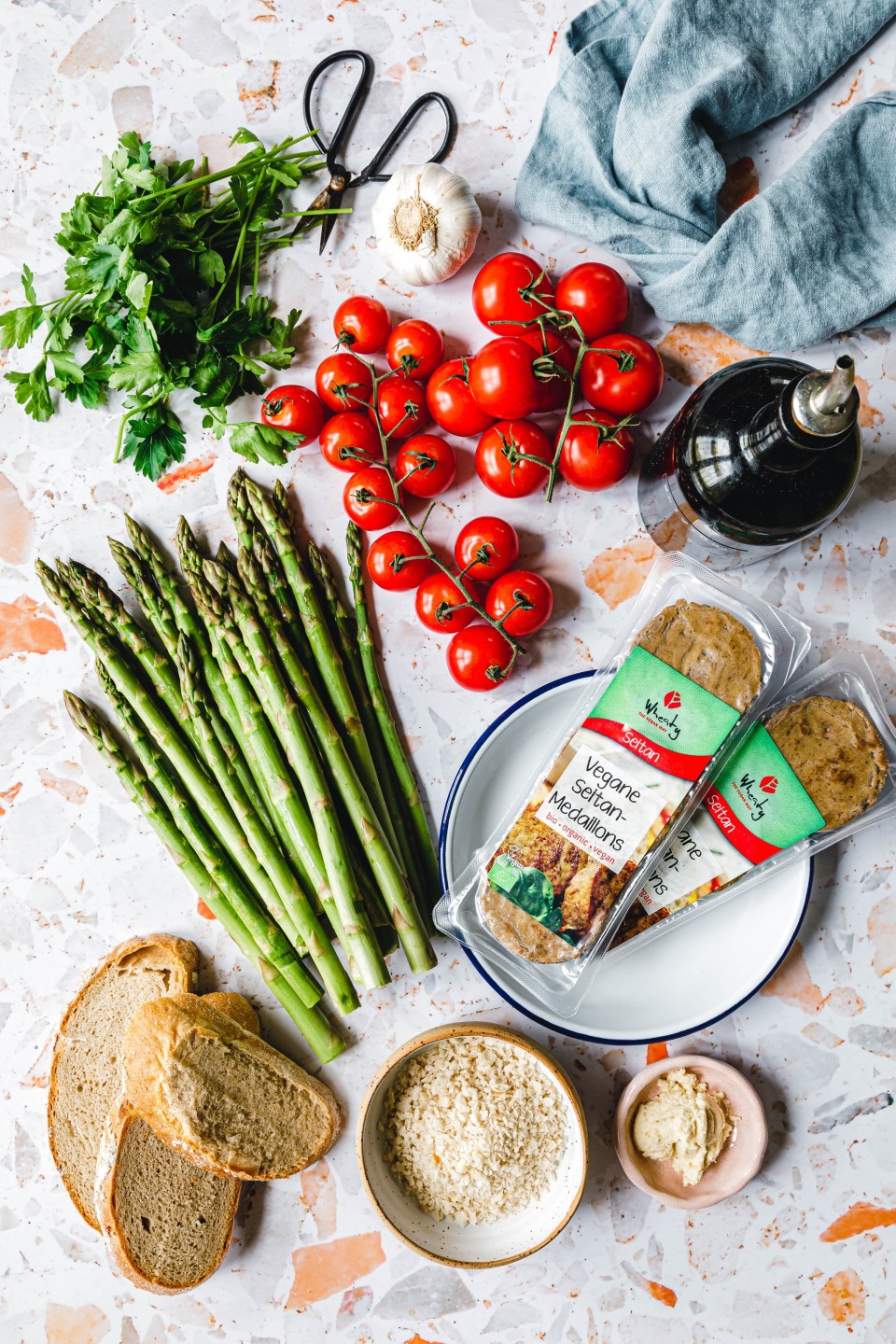 Spargel, Tomaten & Seitan-Medaillons vom Blech mit Meerrettich-Miso-Dressing
