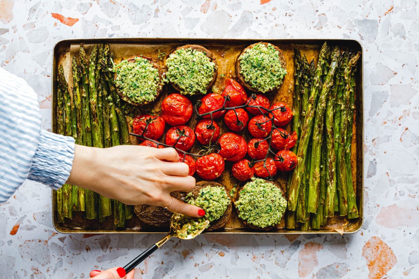Spargel, Tomaten & Seitan-Medaillons vom Blech mit Meerrettich-Miso-Dressing