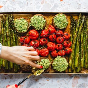 Spargel, Tomaten & Seitan-Medaillons vom Blech mit Meerrettich-Miso-Dressing