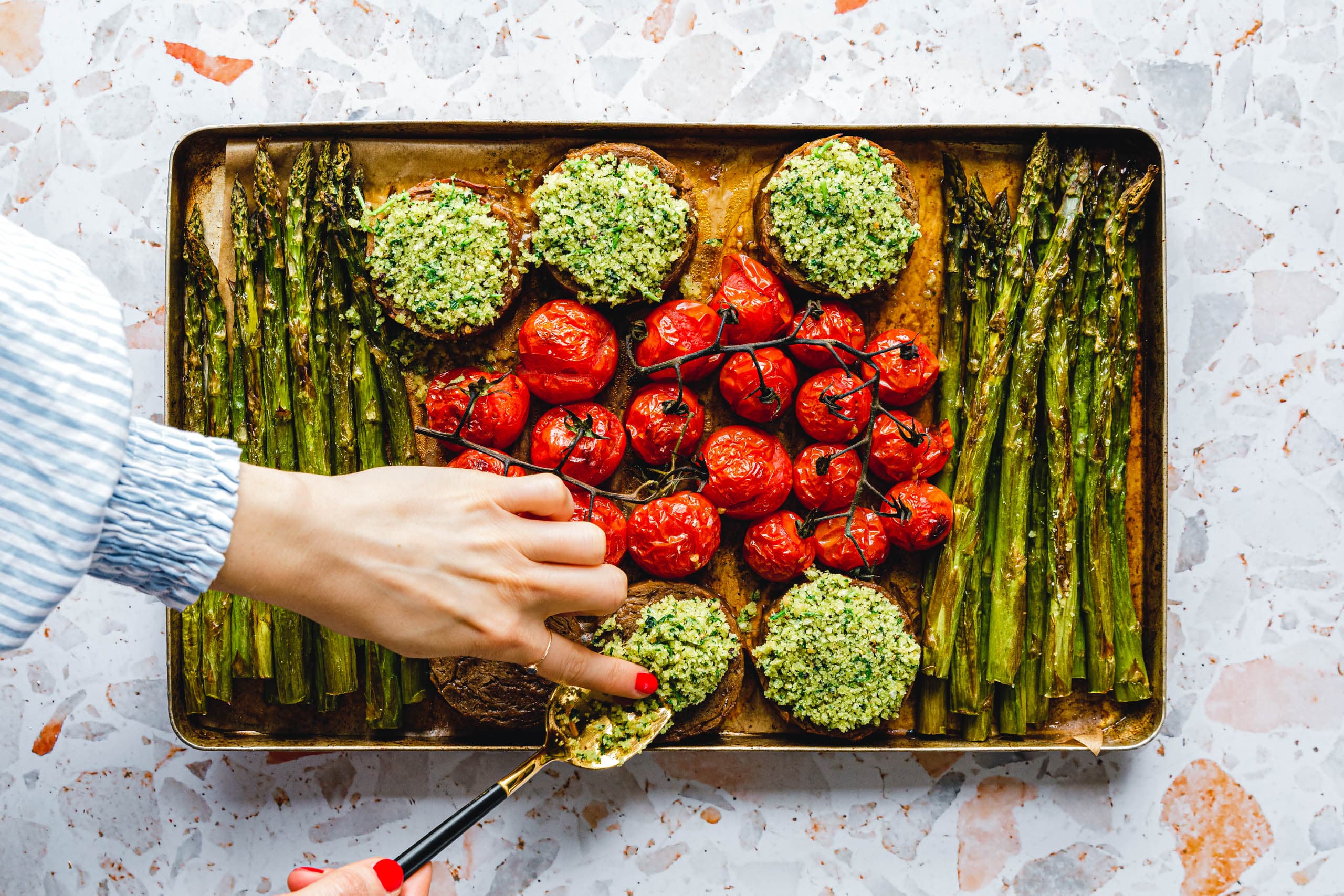 Spargel, Tomaten & Seitan-Medaillons vom Blech mit Meerrettich-Miso-Dressing