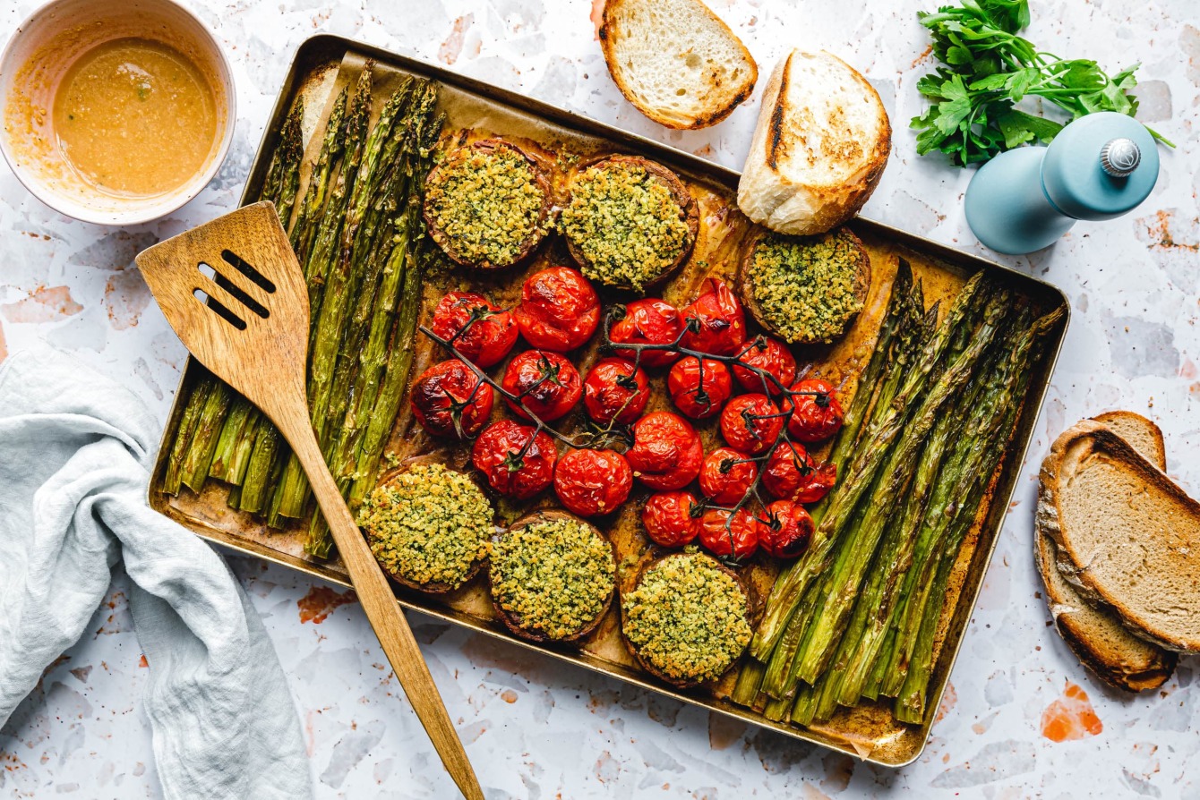 Spargel, Tomaten & Seitan-Medaillons vom Blech mit Meerrettich-Miso-Dressing