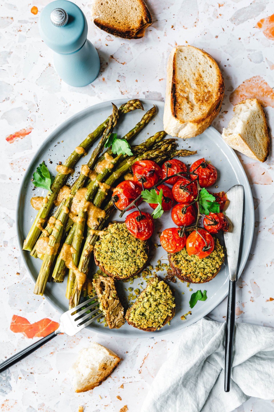Spargel, Tomaten & Seitan-Medaillons vom Blech mit Meerrettich-Miso-Dressing
