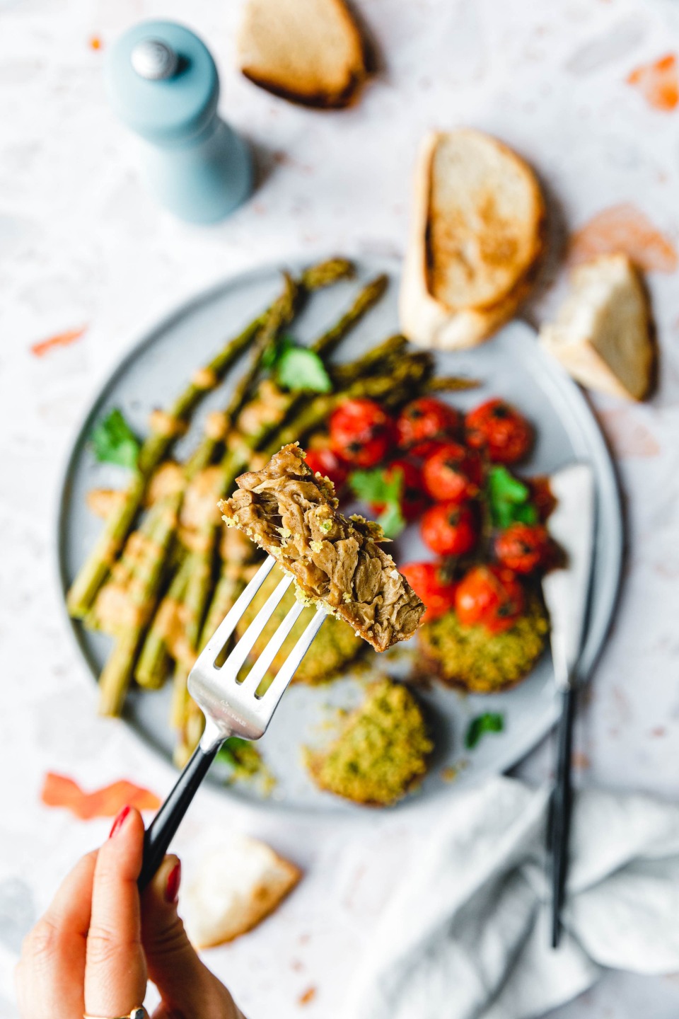 Spargel, Tomaten & Seitan-Medaillons vom Blech mit Meerrettich-Miso-Dressing