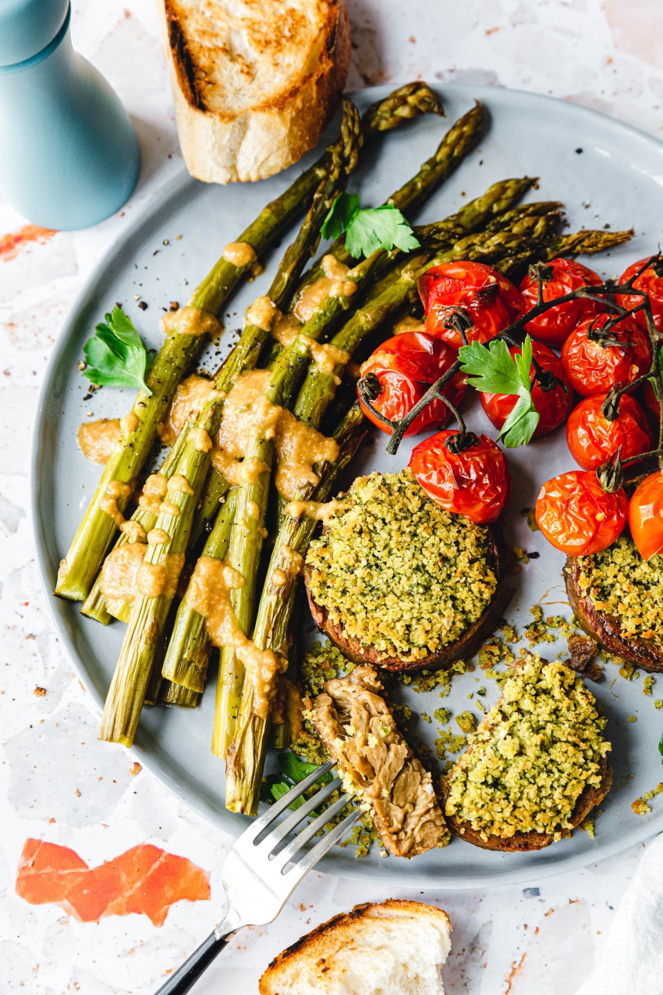 Spargel, Tomaten & Seitan-Medaillons vom Blech mit Meerrettich-Miso-Dressing