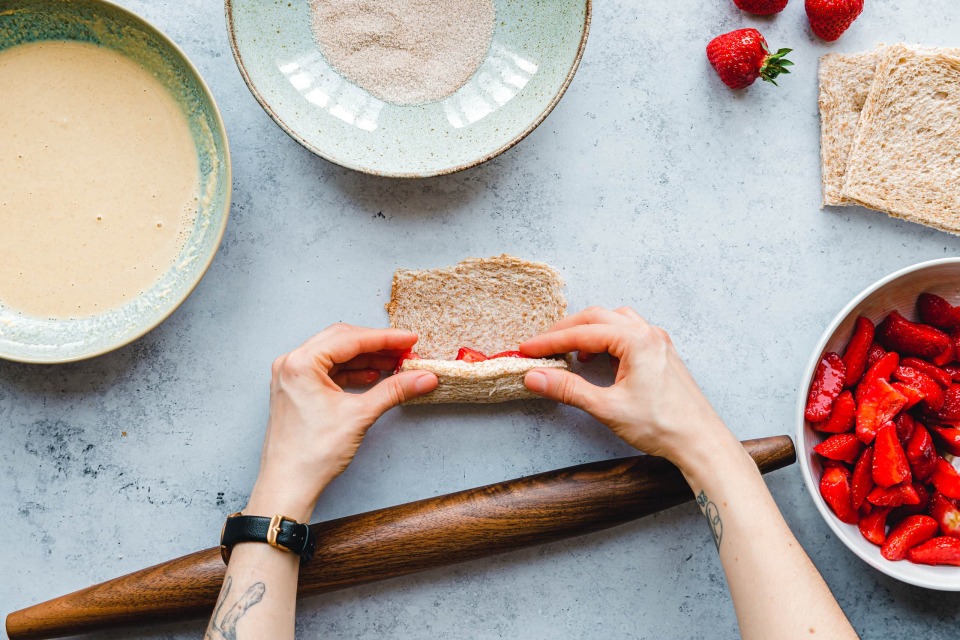 Vegane French Toast Roll-Ups mit mazerierten Erdbeeren