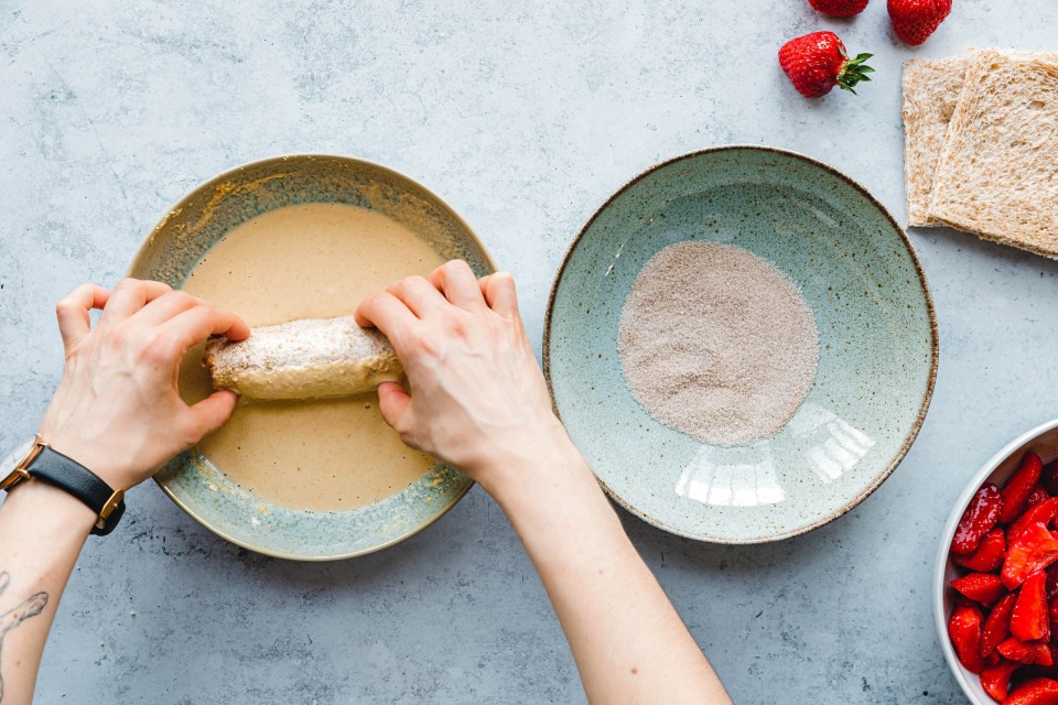 Vegane French Toast Roll-Ups mit mazerierten Erdbeeren