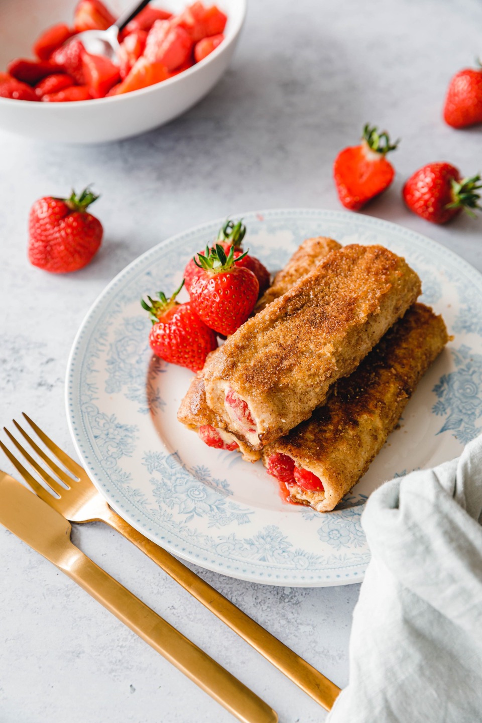 Vegane French Toast Roll-Ups mit mazerierten Erdbeeren