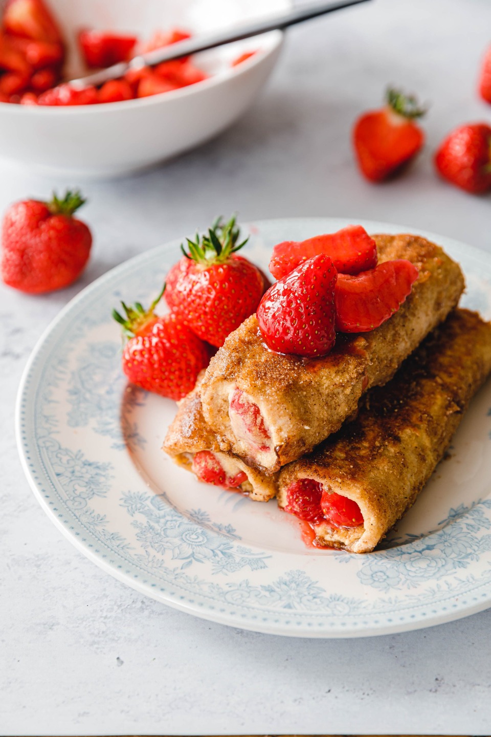 Vegane French Toast Roll-Ups mit mazerierten Erdbeeren