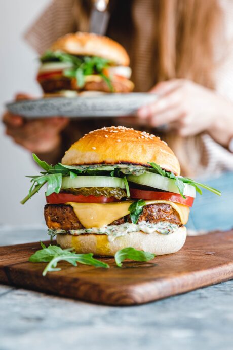 Veganer Tempeh-Cheeseburger mit Kräuter-Senf-Sauce