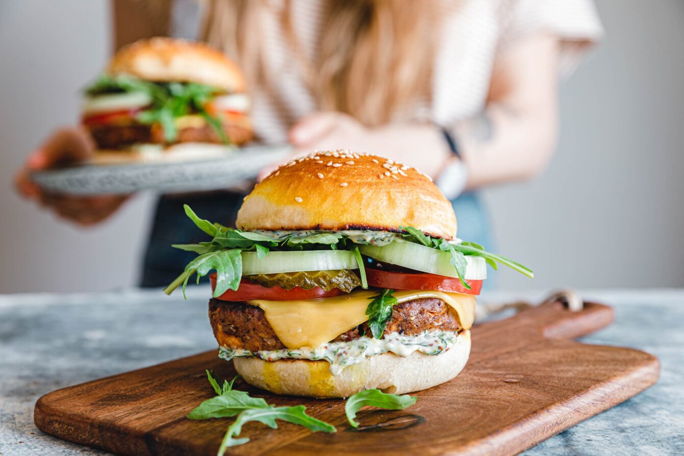 Veganer Tempeh-Cheeseburger mit Kräuter-Senf-Sauce