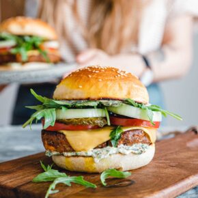 Veganer Tempeh-Cheeseburger mit Kräuter-Senf-Sauce