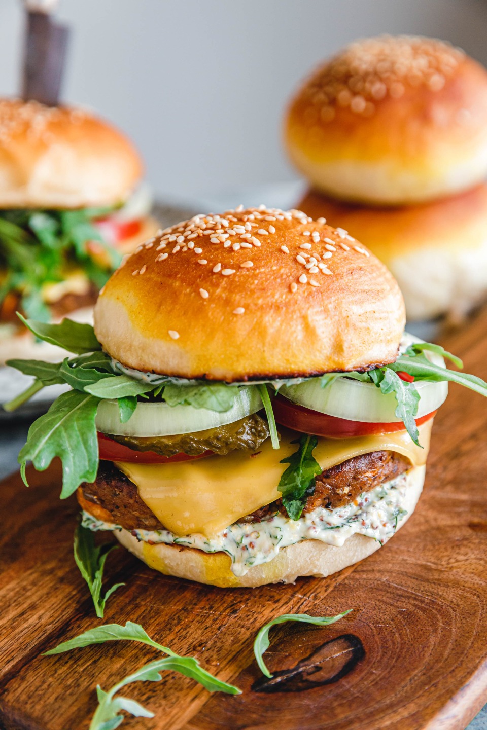 Veganer Tempeh-Cheeseburger mit Kräuter-Senf-Sauce