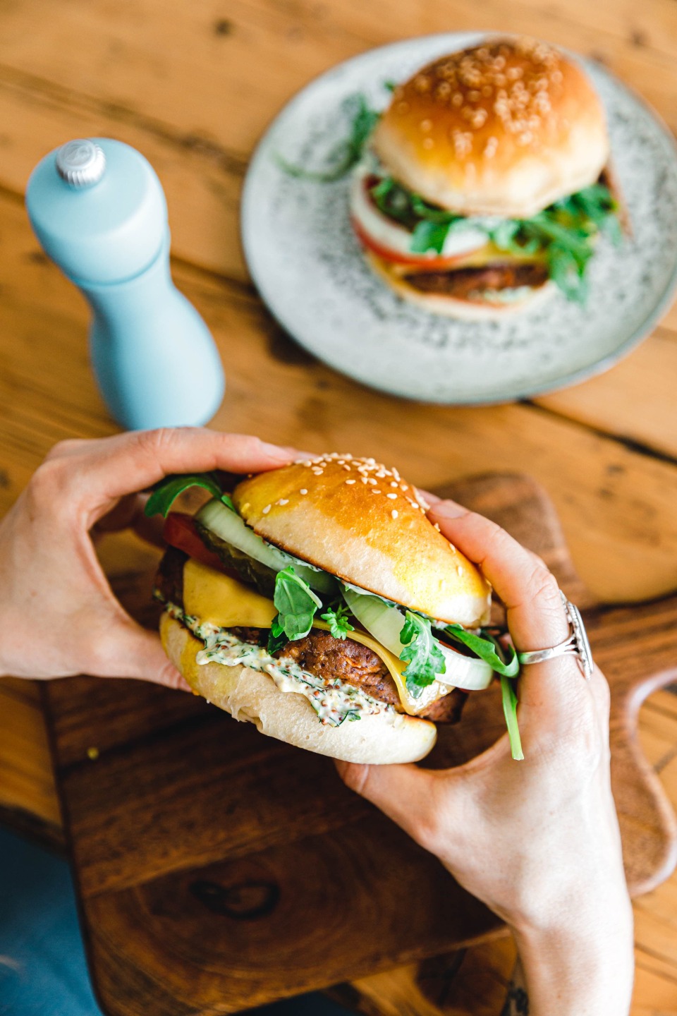 Veganer Tempeh-Cheeseburger mit Kräuter-Senf-Sauce