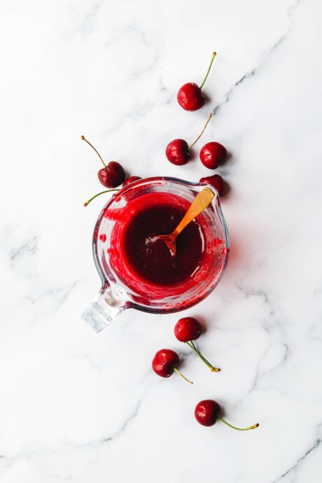 Veganes Sahne-Kirscheis mit Tonkabohne