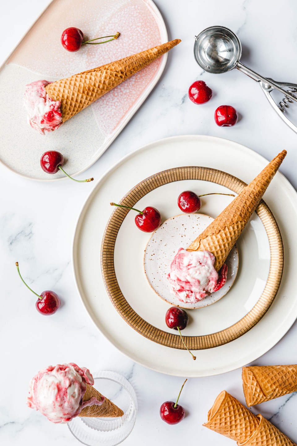 Veganes Sahne-Kirscheis mit Tonkabohne