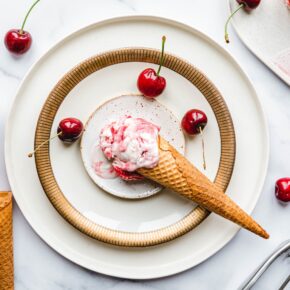 Veganes Sahne-Kirscheis mit Tonkabohne