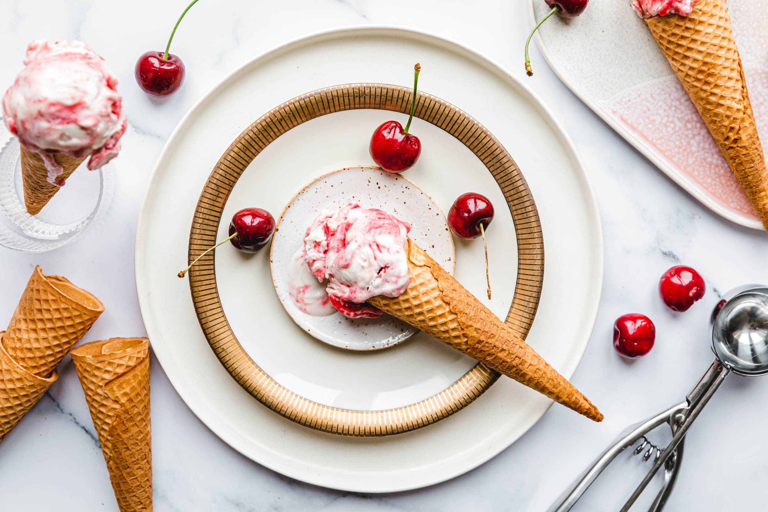 Veganes Sahne-Kirscheis mit Tonkabohne