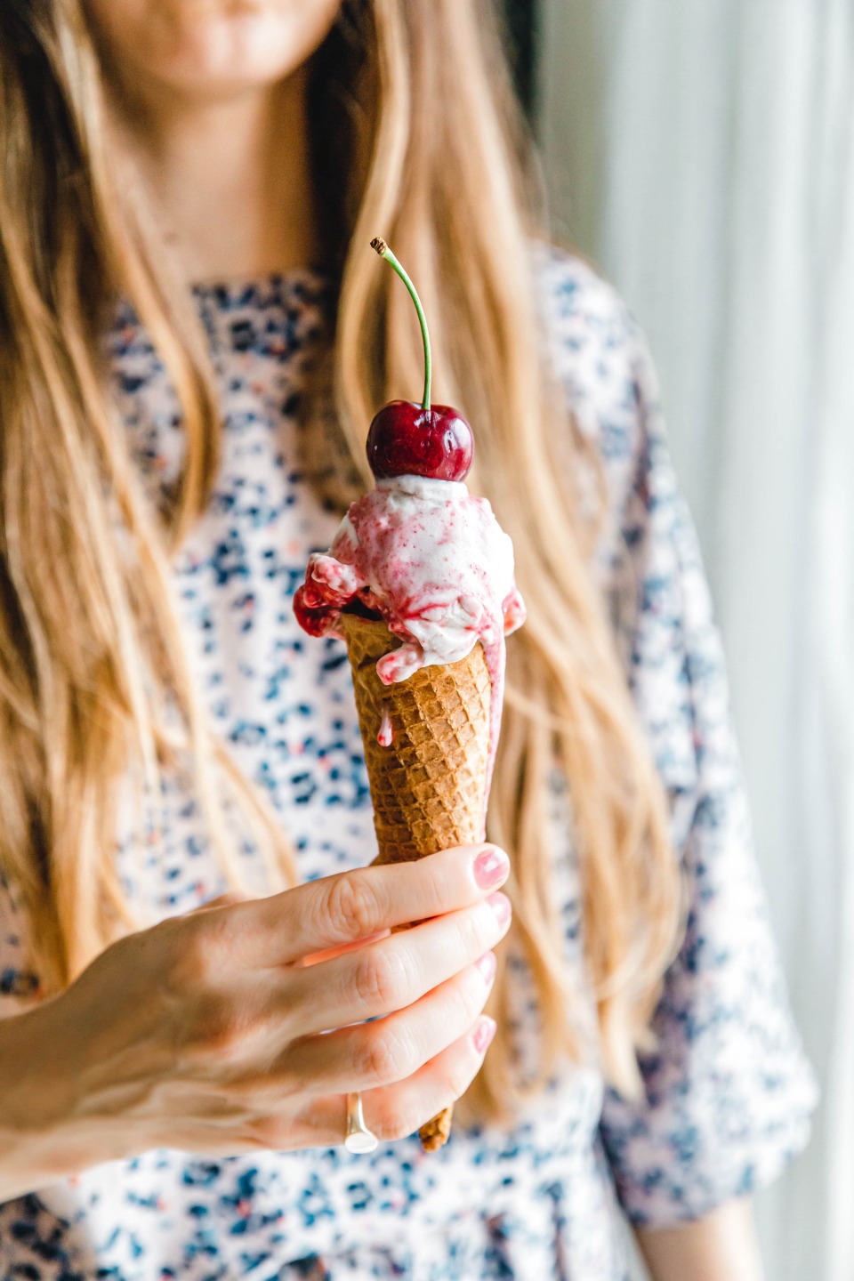 Veganes Sahne-Kirscheis mit Tonkabohne