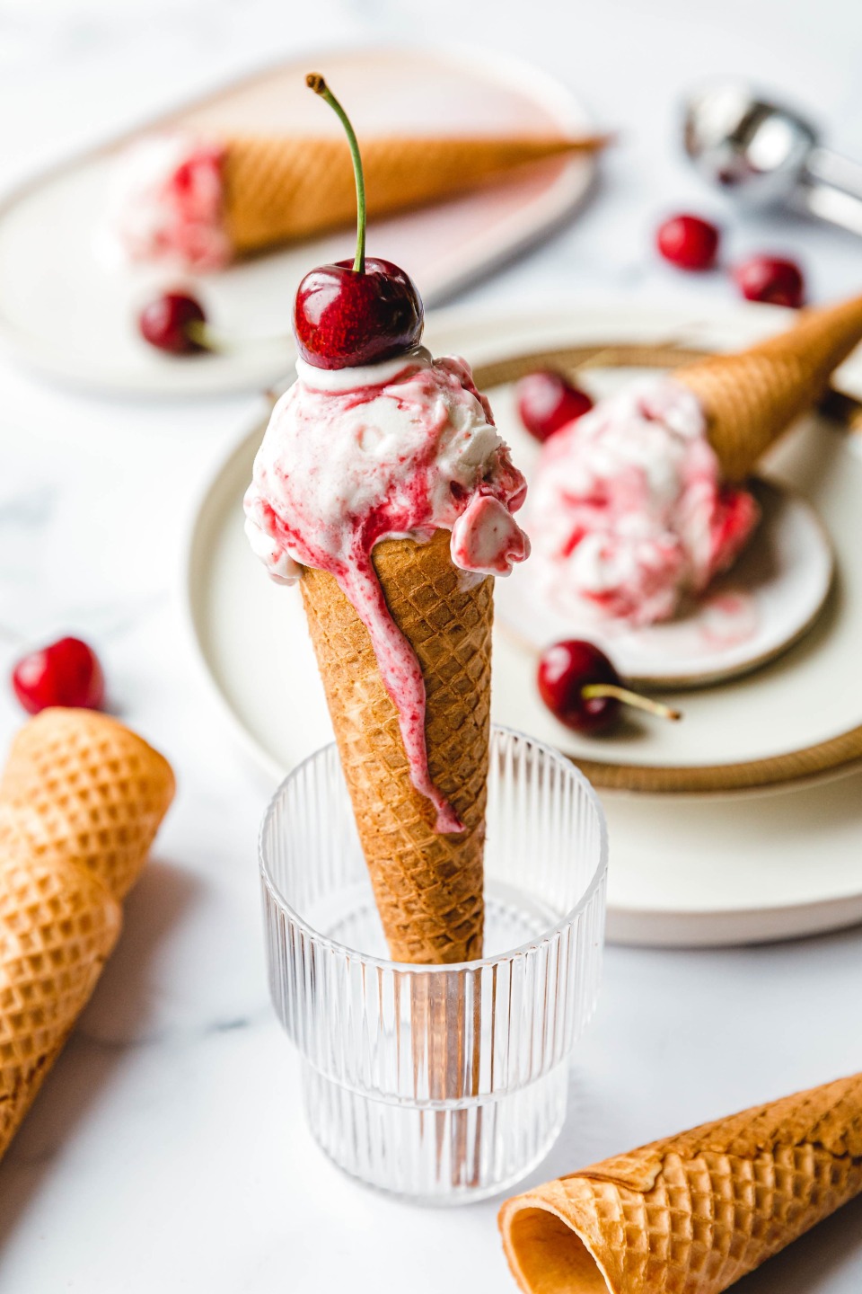 Veganes Sahne-Kirscheis mit Tonkabohne