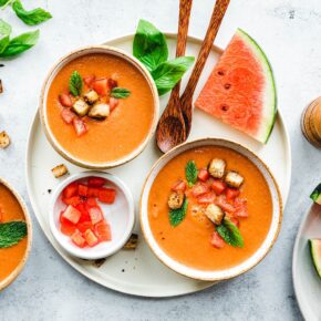 Wassermelonen-Gazpacho mit Basilikum & Minze