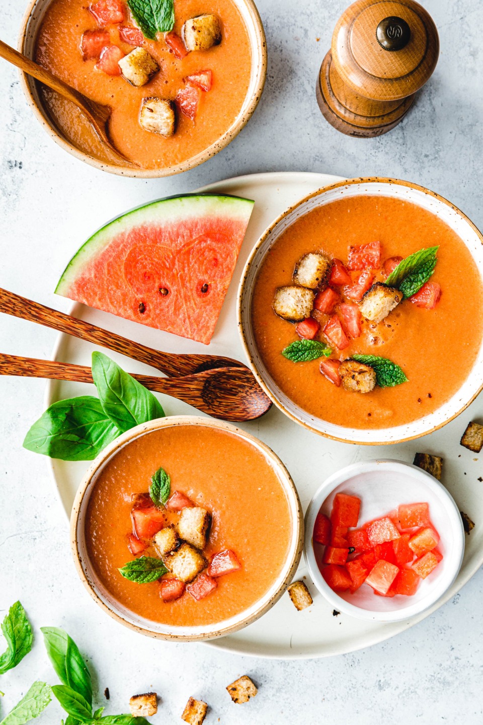 Wassermelonen-Gazpacho mit Basilikum & Minze