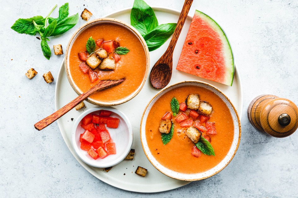 Wassermelonen-Gazpacho mit Basilikum & Minze