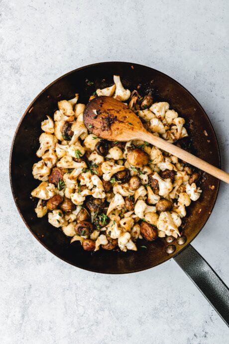 Gebratener Blumenkohl mit Pilzen
