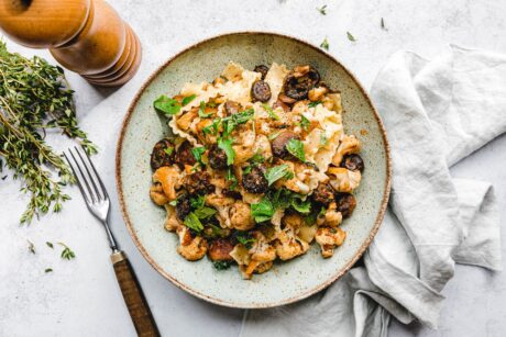 Einfache Blumenkohl-Champignonpfanne mit Mafaldine