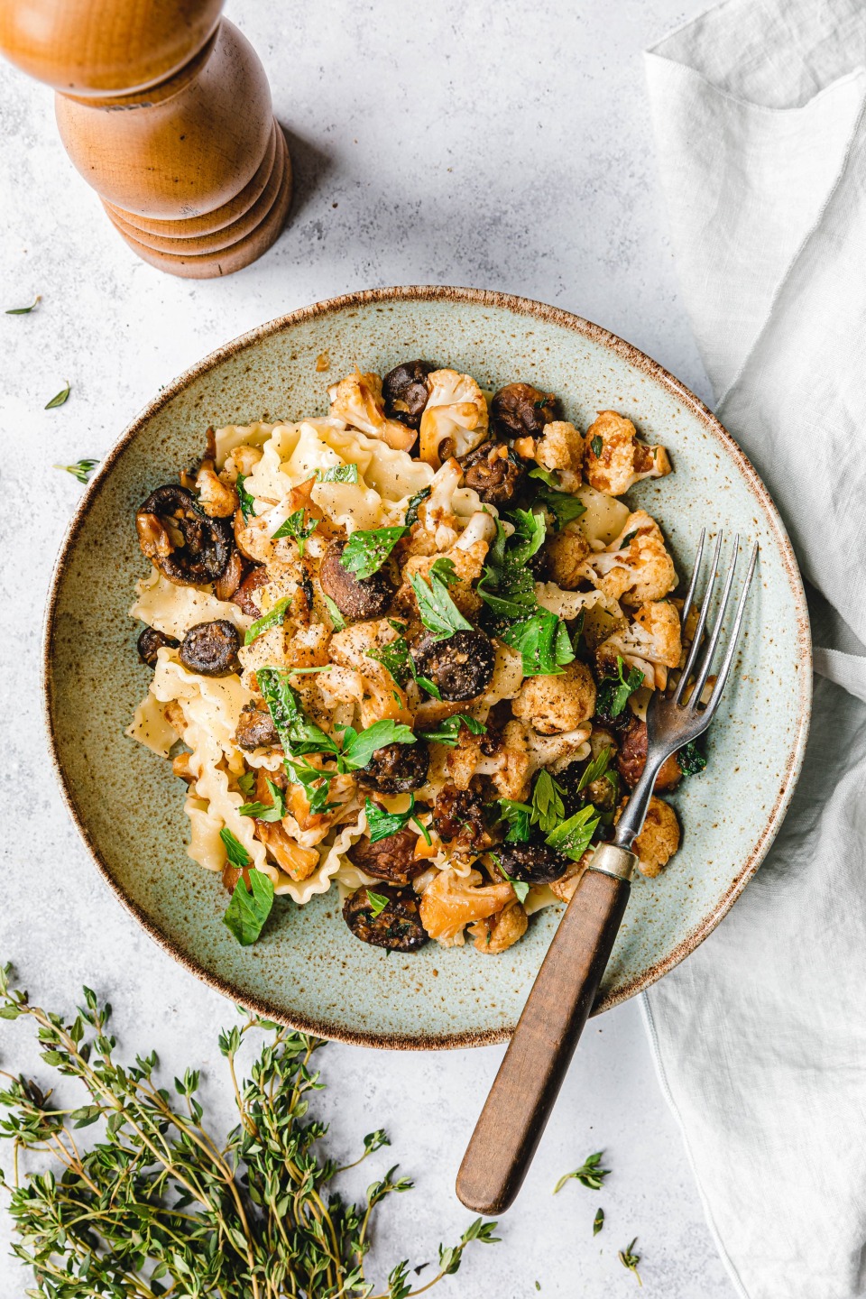 Einfache Blumenkohl-Champignonpfanne mit Mafaldine