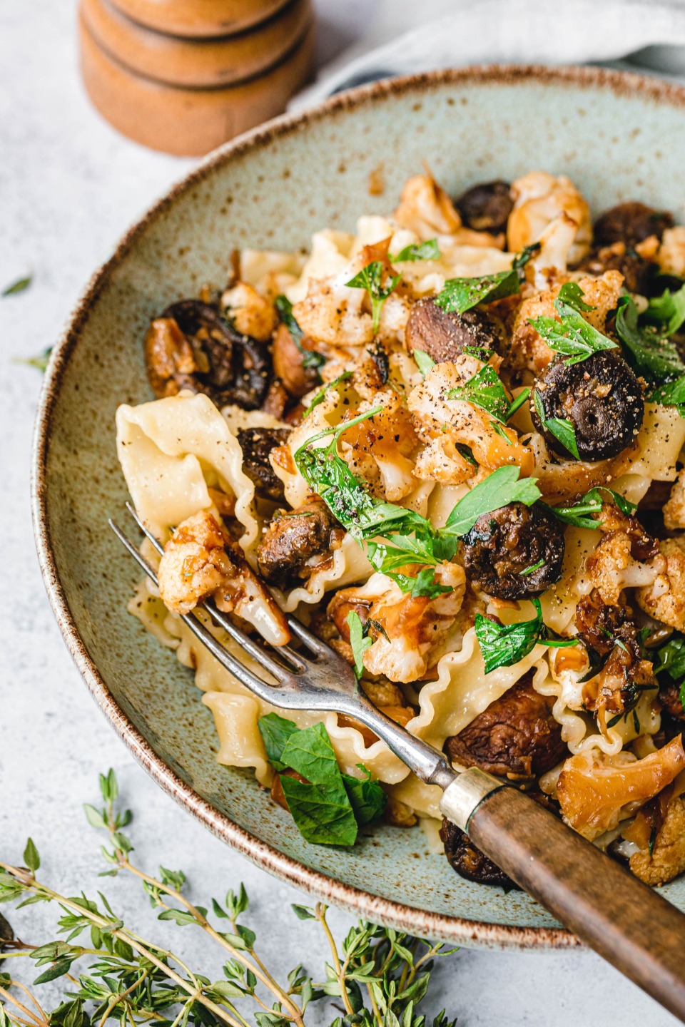 Einfache Blumenkohl-Champignonpfanne mit Mafaldine