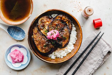 Japanisches Donburi mit geschmorter Aubergine