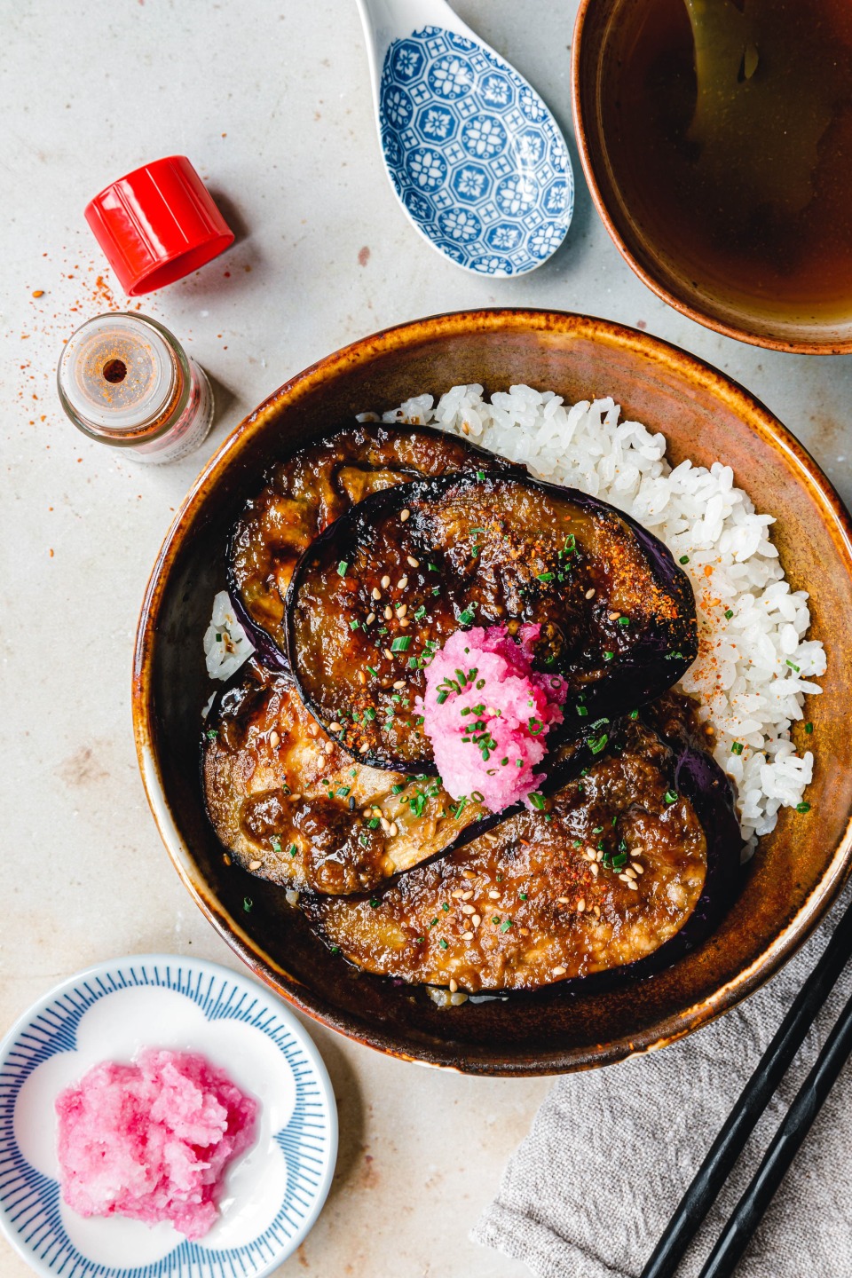 Japanisches Donburi mit geschmorter Aubergine
